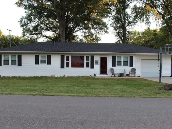 618 Laughlin St, Tonganoxie, KS 66086