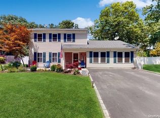 26 Cedar Heights Dr, Ridge, NY 11961