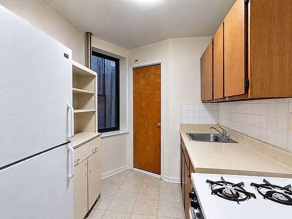 3rd image of 153 W 106th St APT 3B
