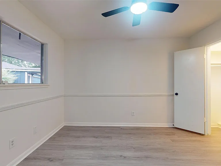 811 Devonport Ln — Photo 26