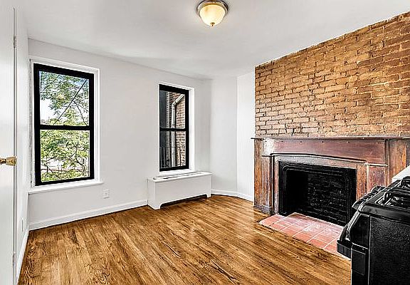 4th image of 18 Cornelia St APT 13