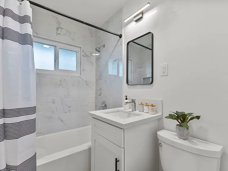 4440 Clairemont Dr — Photo 21