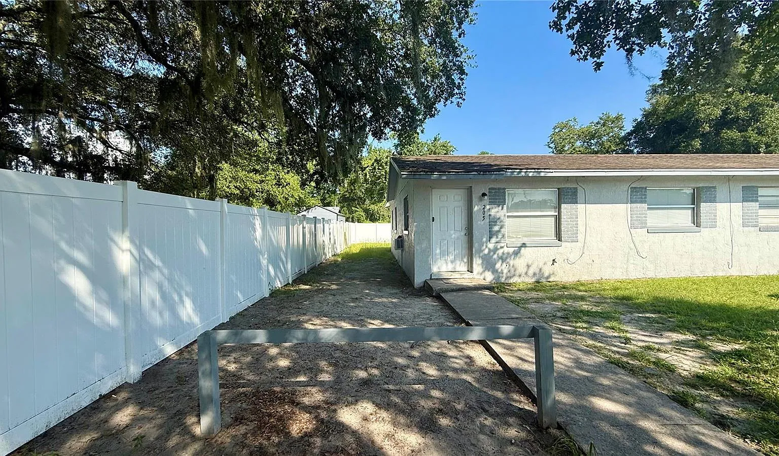 3 bed, 1.0 bath, 1536 sqft, $1,050 — Photo 2