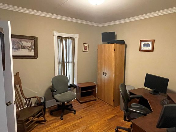 5th image of 703 W Ellis Ave