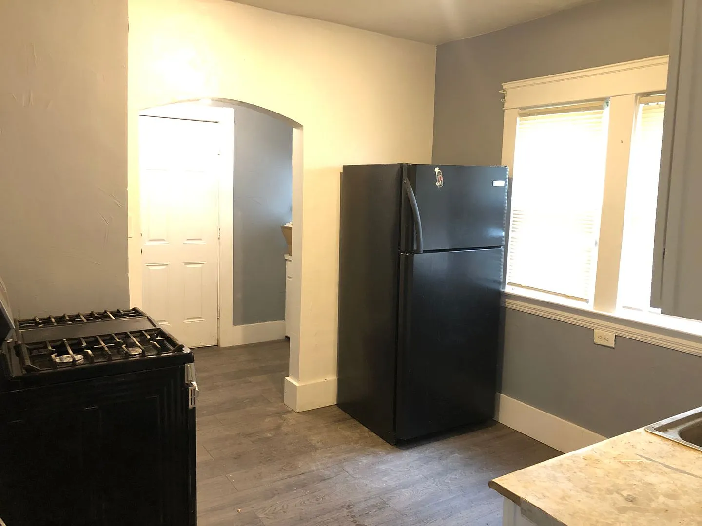 3 Bed 1 Bath In The Beautiful Old Brooklyn Neighborhood! — Photo 3