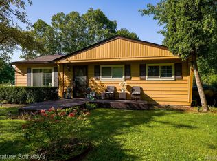 6214 Andersonville Rd, Waterford, MI 48329