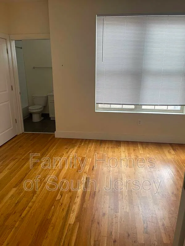 3 bed, 3.5 bath, 1800 sqft, $1,900 — Photo 2