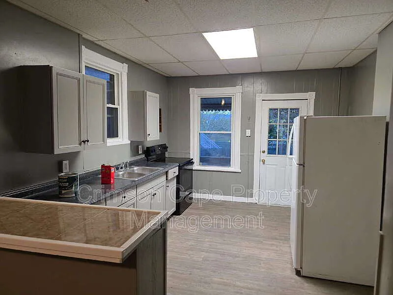 3 bed, 1.0 bath, 1100 sqft, $1,350 — Photo 2