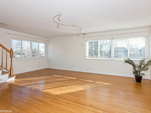 3rd image of 528 N Woodfield Trl
