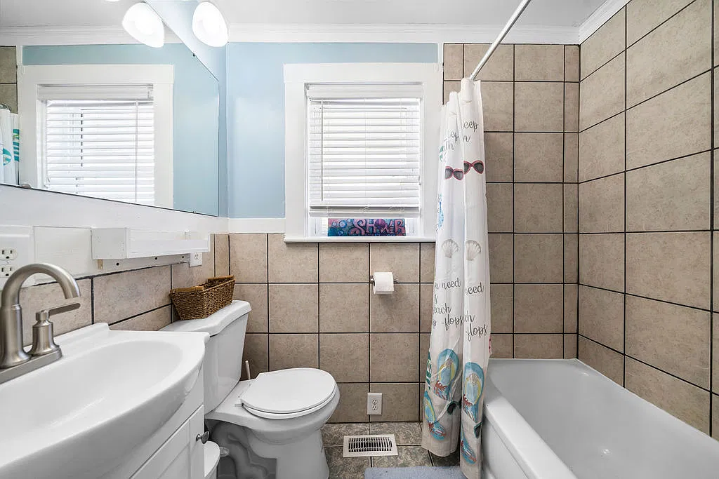 3 bed, 844 sqft, $2,000 — Photo 2