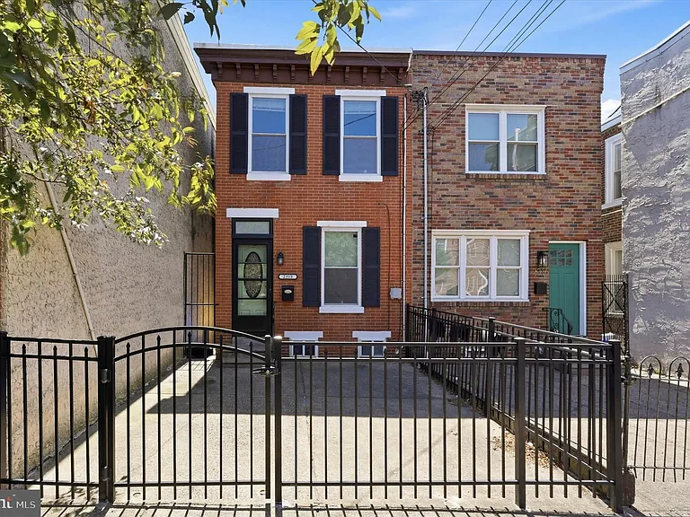 2318 E Letterly St — Photo 1