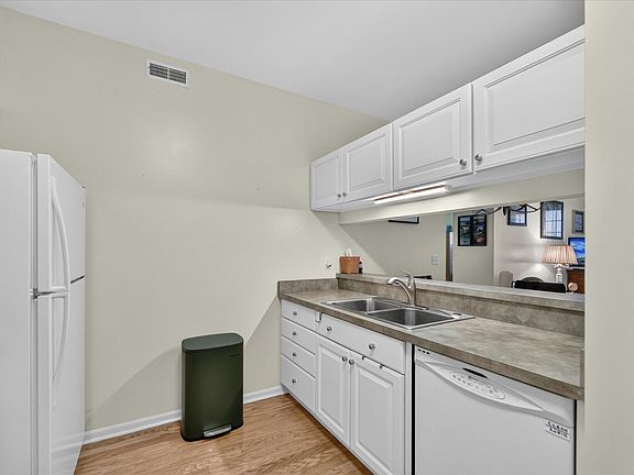 4th image of 1951 Coventry Cir