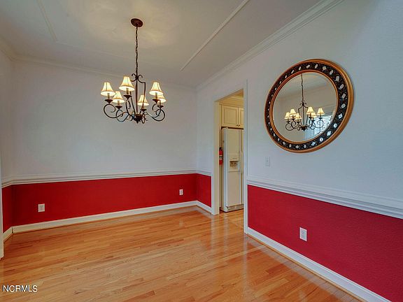 4th image of 671 Chaucer Drive