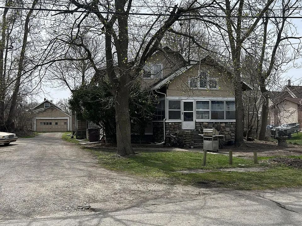 2nd image of 221 Grand St APT 4