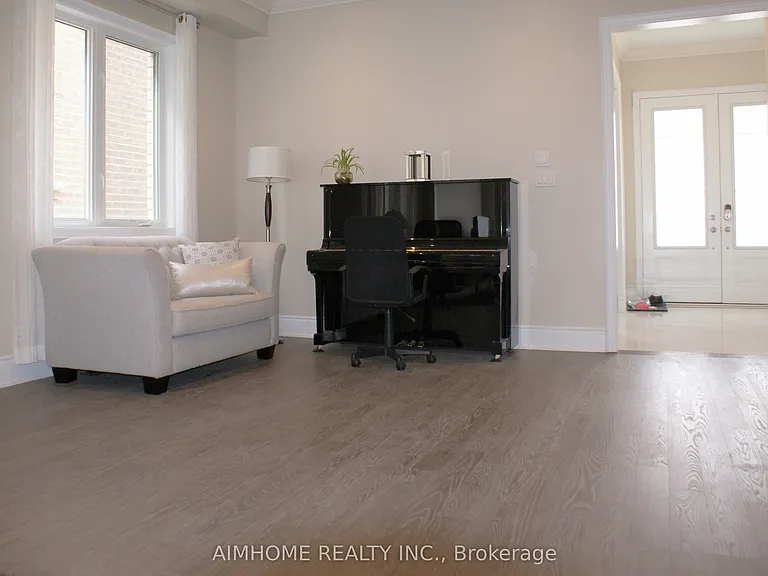 39 Scrivener Dr — Photo 12