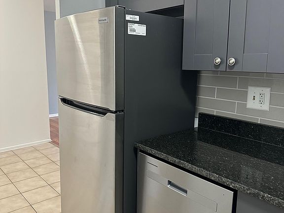 2nd image of 3825 N Pine Grove Ave #423