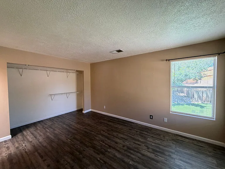 1941 Lee Loop NE — Photo 12