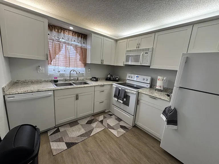 1310 NE 14th Ct #K19 — Photo 15