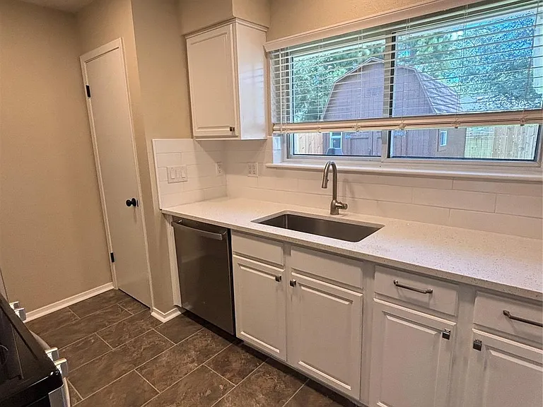 4526 McCleester Dr — Photo 7