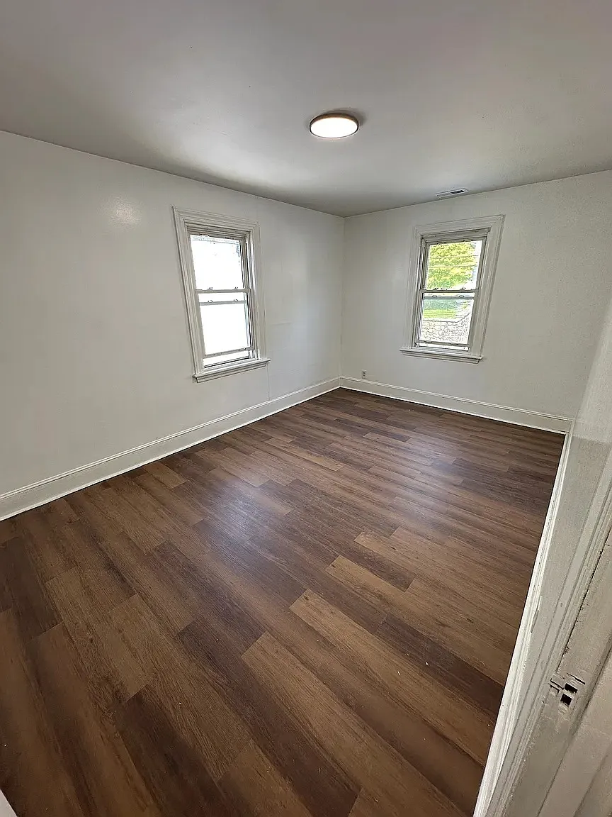 3 Bed 1 Bath — Photo 2