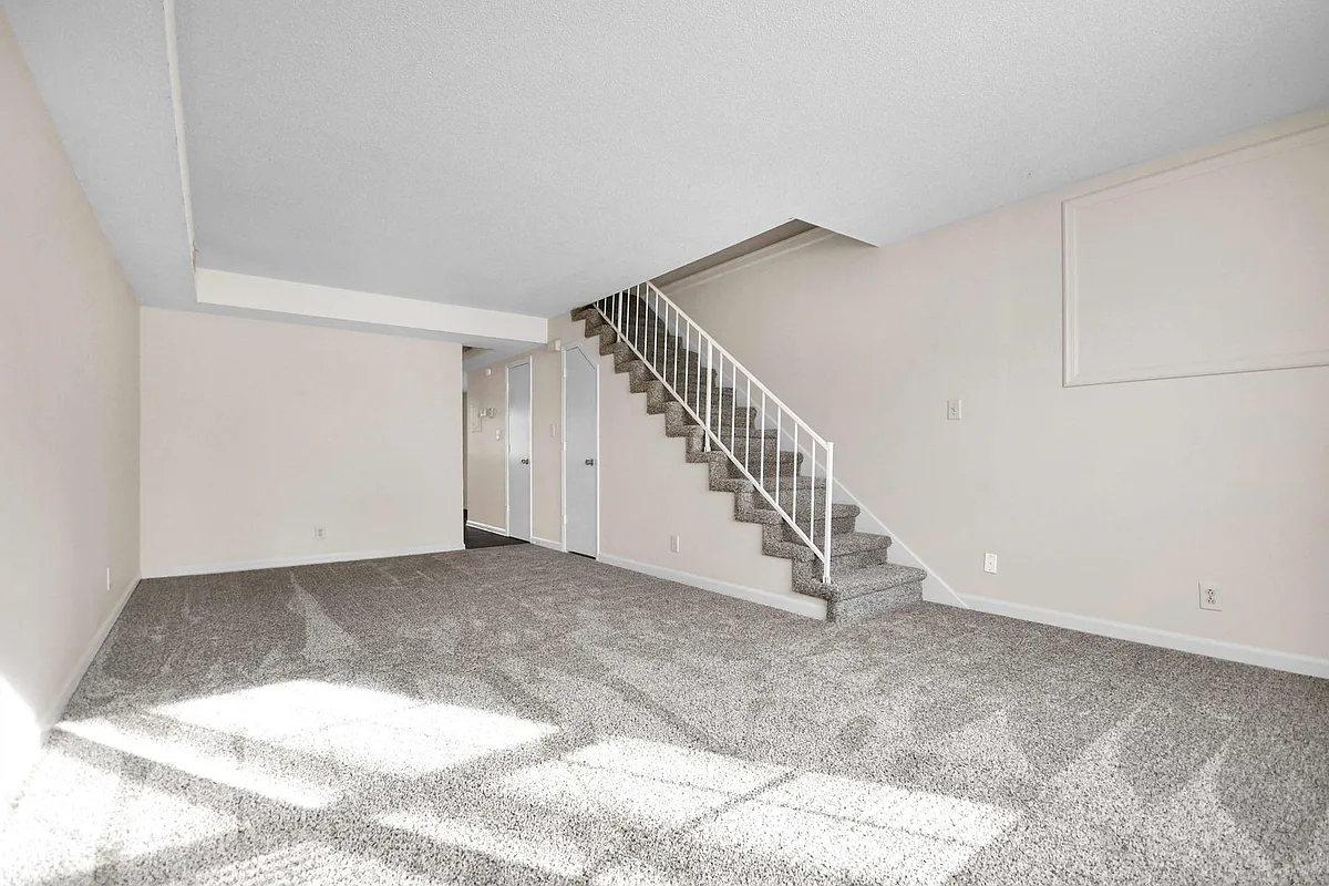 Building Photo - 1533 E Knollwood Cir