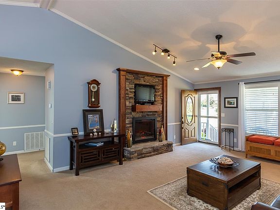 5th image of 410 Plano Dr