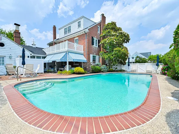 12 S Union Ave, Margate, NJ 08402