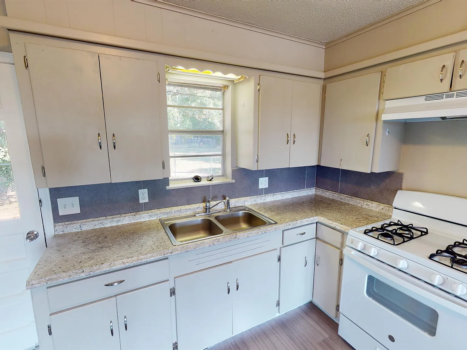 503 E Main St — Photo 4