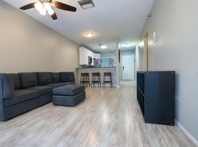 2124 N Tamiami Trl