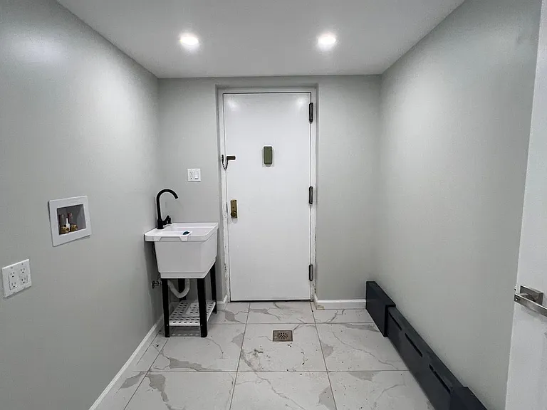 251 E 46th St #1 — Photo 16