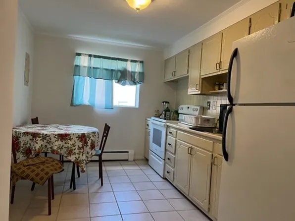52 Bryon Rd APT 4, Chestnut Hill, MA 02467