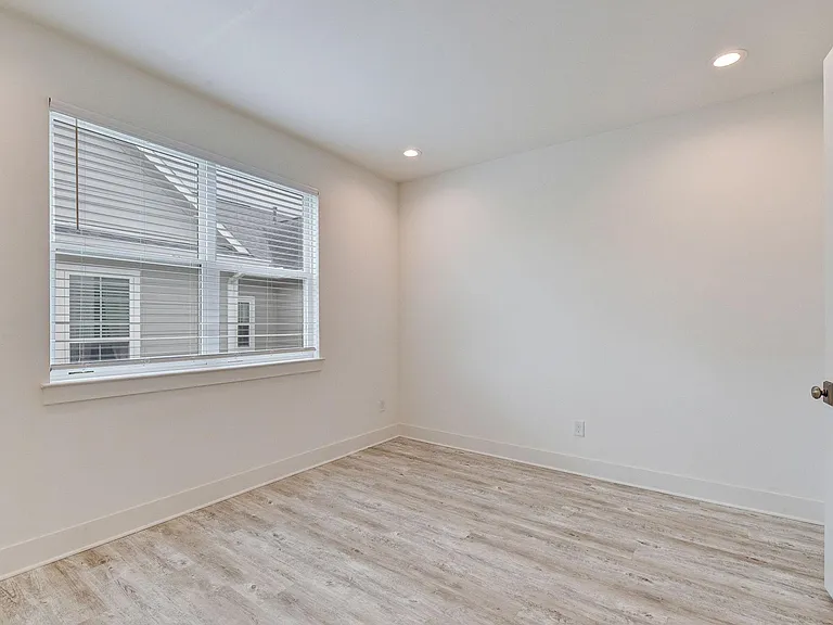 2705 Oakwood Crest Ln — Photo 17