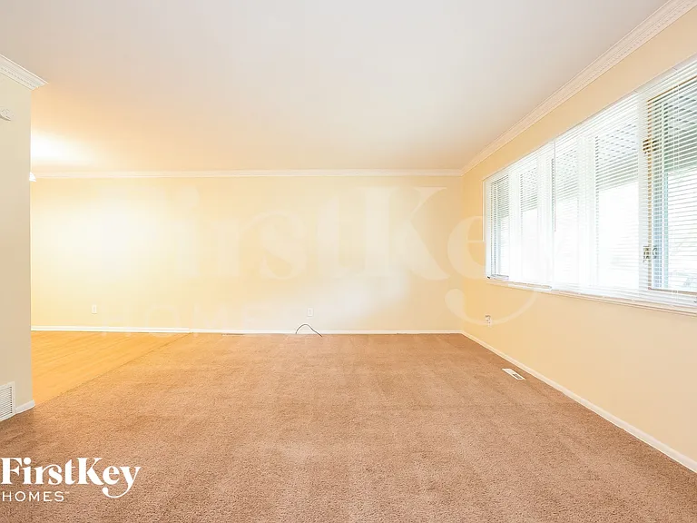 148 Berkshire Dr — Photo 3