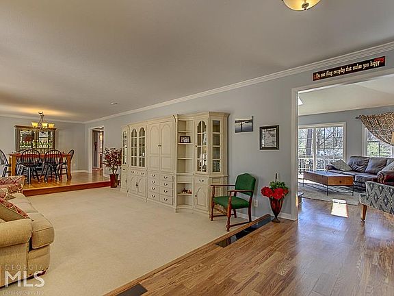 5th image of 303 Pinemount Dr