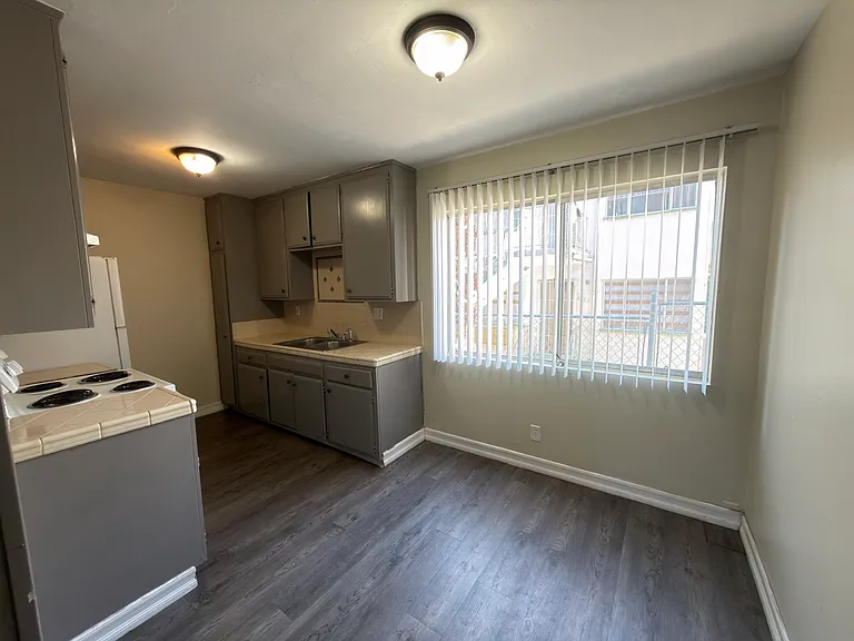 4311 Winona Ave — Photo 9