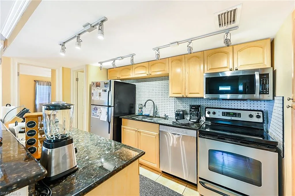 2 bed, 2.0 bath, 1010 sqft, $1,600 — Photo 2