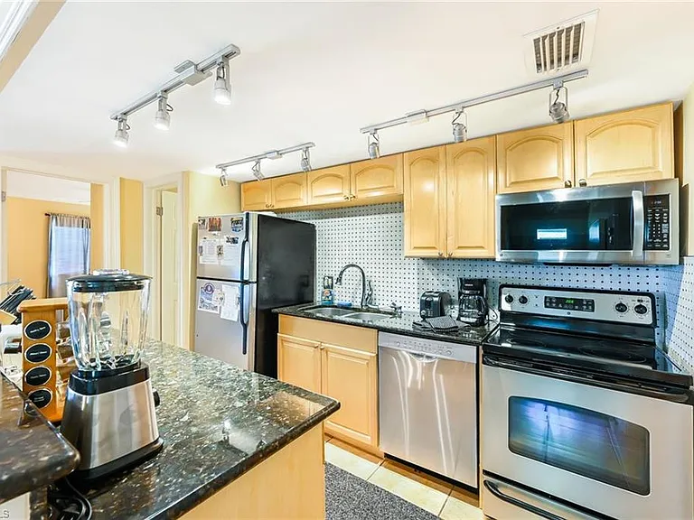 200 Palm Dr #7-R — Photo 2