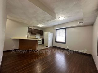 2400 R St APT 3, Lincoln, NE 68503