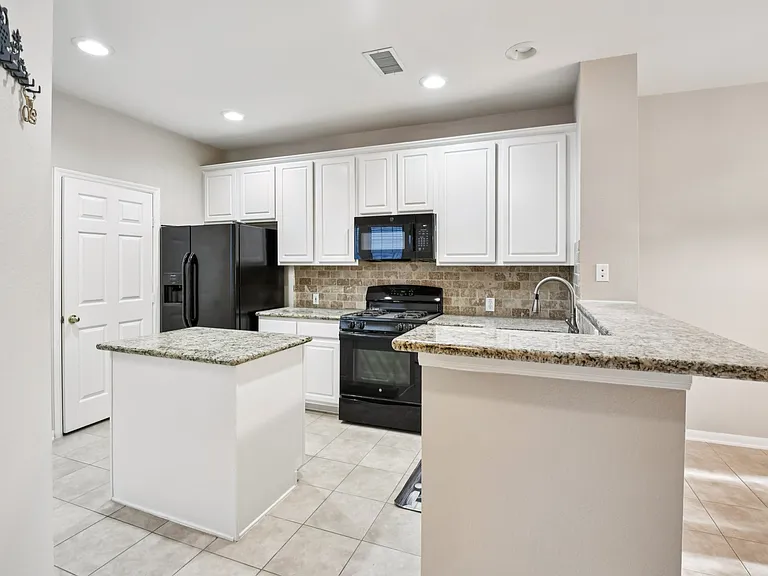 27 Endor Forest Pl — Photo 4