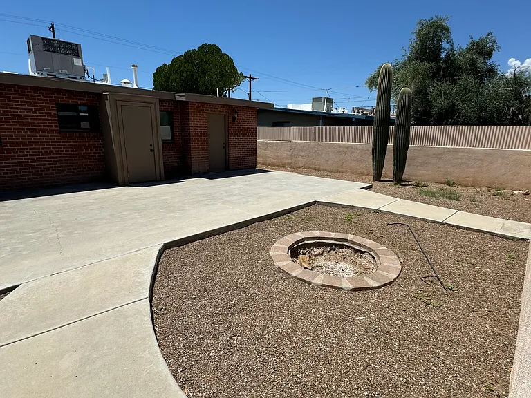 120 N Campbell Ave — Photo 2