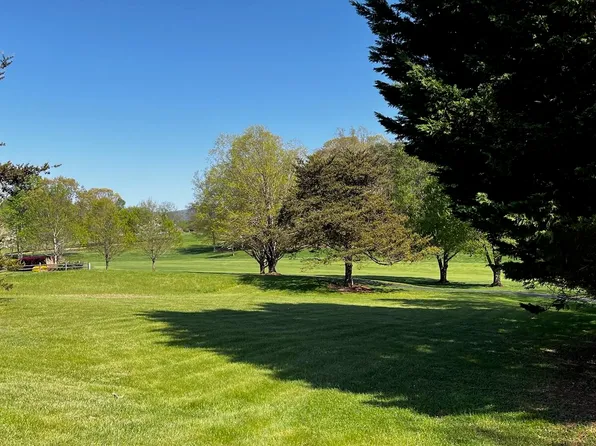 177 Cross Harbour Dr, Penhook, VA 24137