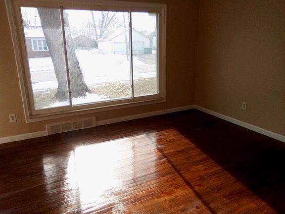 3rd image of 33722 Alvin St