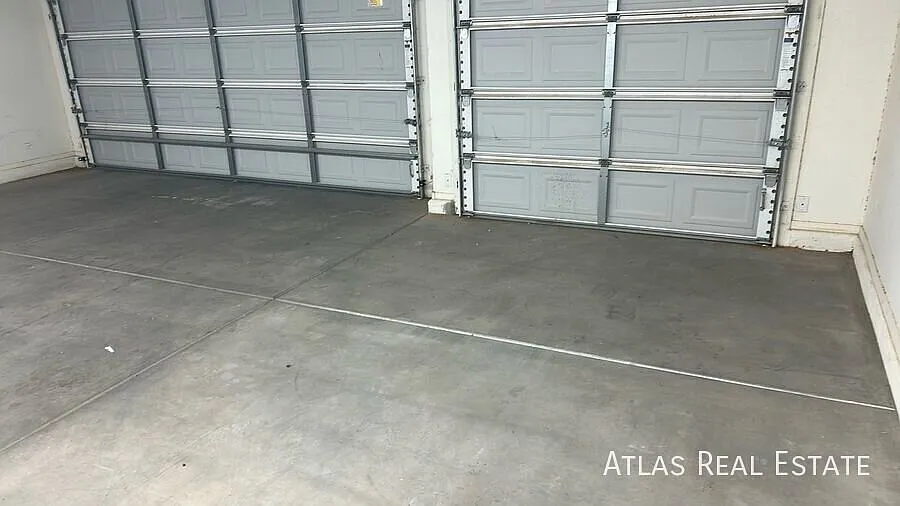$600 Off First Months Rent!! Beautiful 4 bedroom with 3 car garage in Tortosa — Photo 4