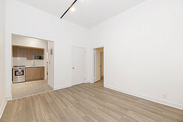 1st image of 340 W 48th St #1D
