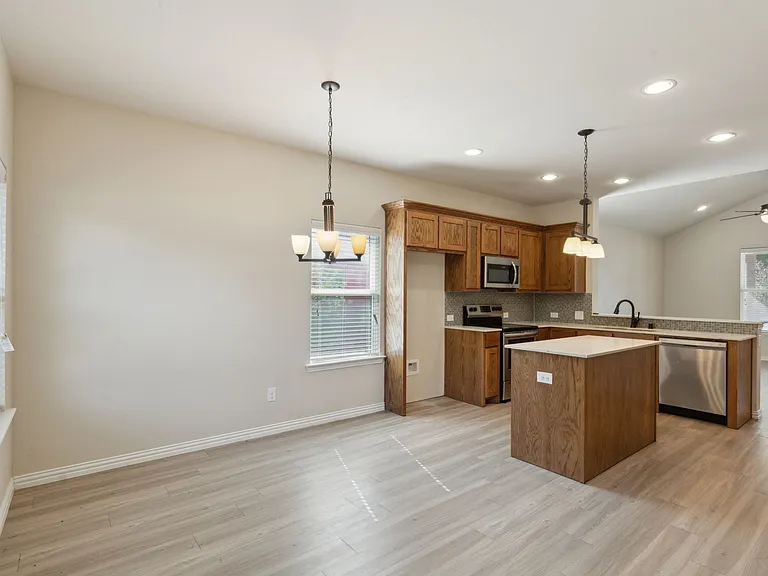 731 W Bond St — Photo 11