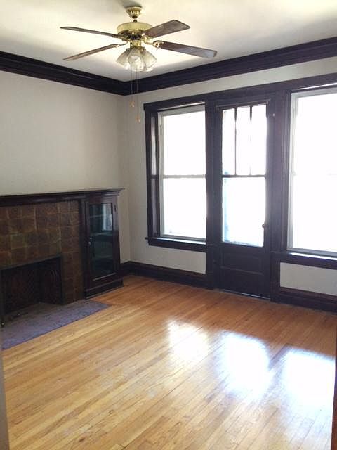 Living room w balcony