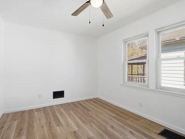 975 Washburn St — Photo 12