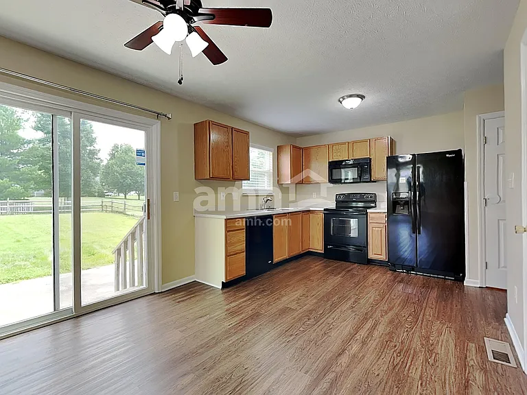 700 Thornton Dr — Photo 3