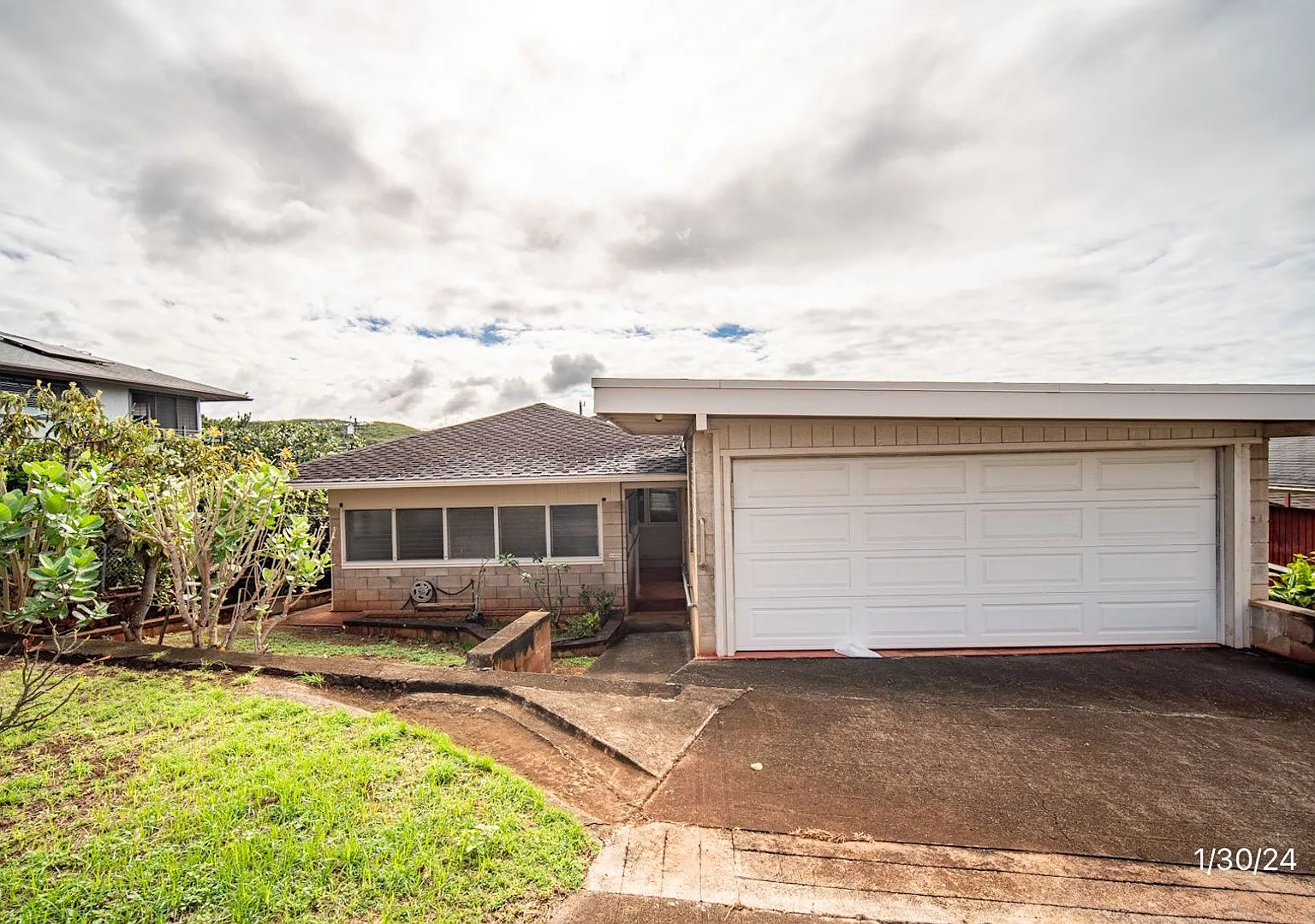 Rarely Available 4 BD/2 BA Home in Aiea — Photo 3