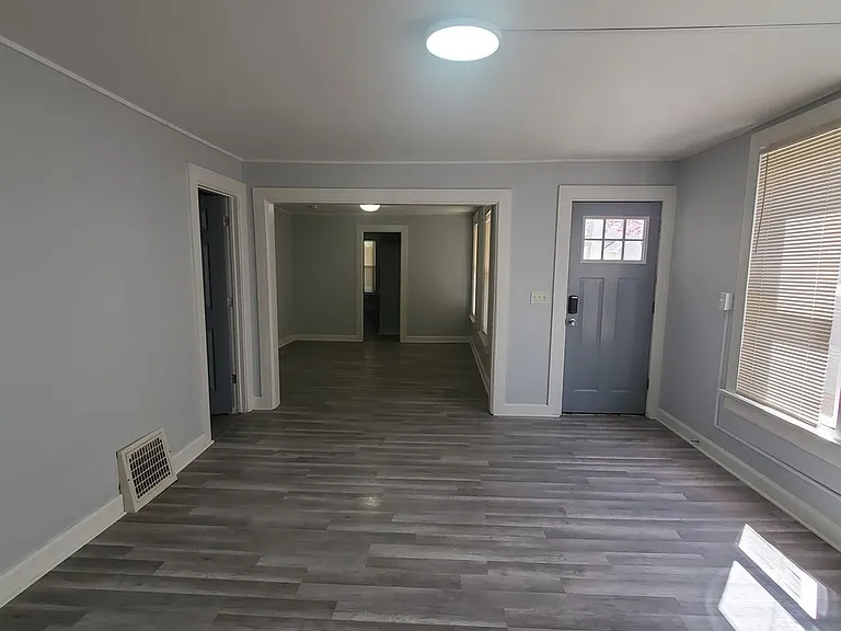 2204 Saint Clair St — Photo 2